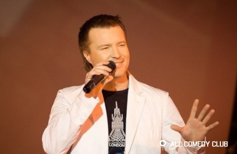 Резидент Comedy Club спел гимн Владивостока
